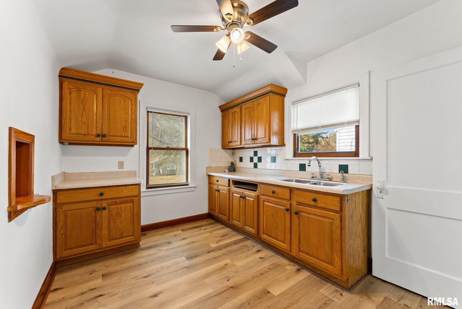 511 Waverly Road Davenport, IA 52804 - Photo 8 of 24 Gallery Image 8