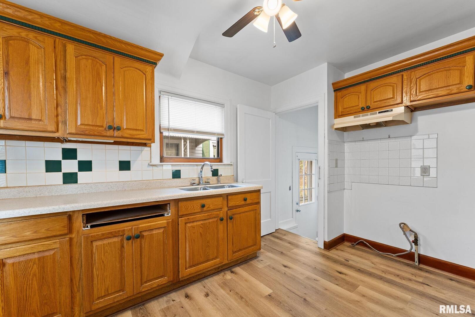 511 Waverly Road Davenport, IA 52804 - Photo 9 of 24 Gallery Image 9