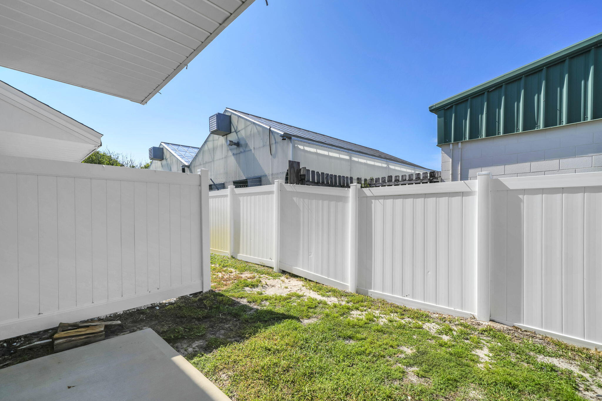 22 Redbird Loop Destin, FL 32541 - Photo 19 of 40 a backyard of a house