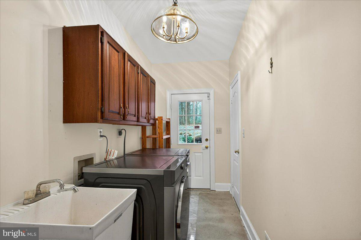 6612 Colchester Road Clifton, VA 20124 - Photo 29 of 93 Large laundry room with convenient side door
