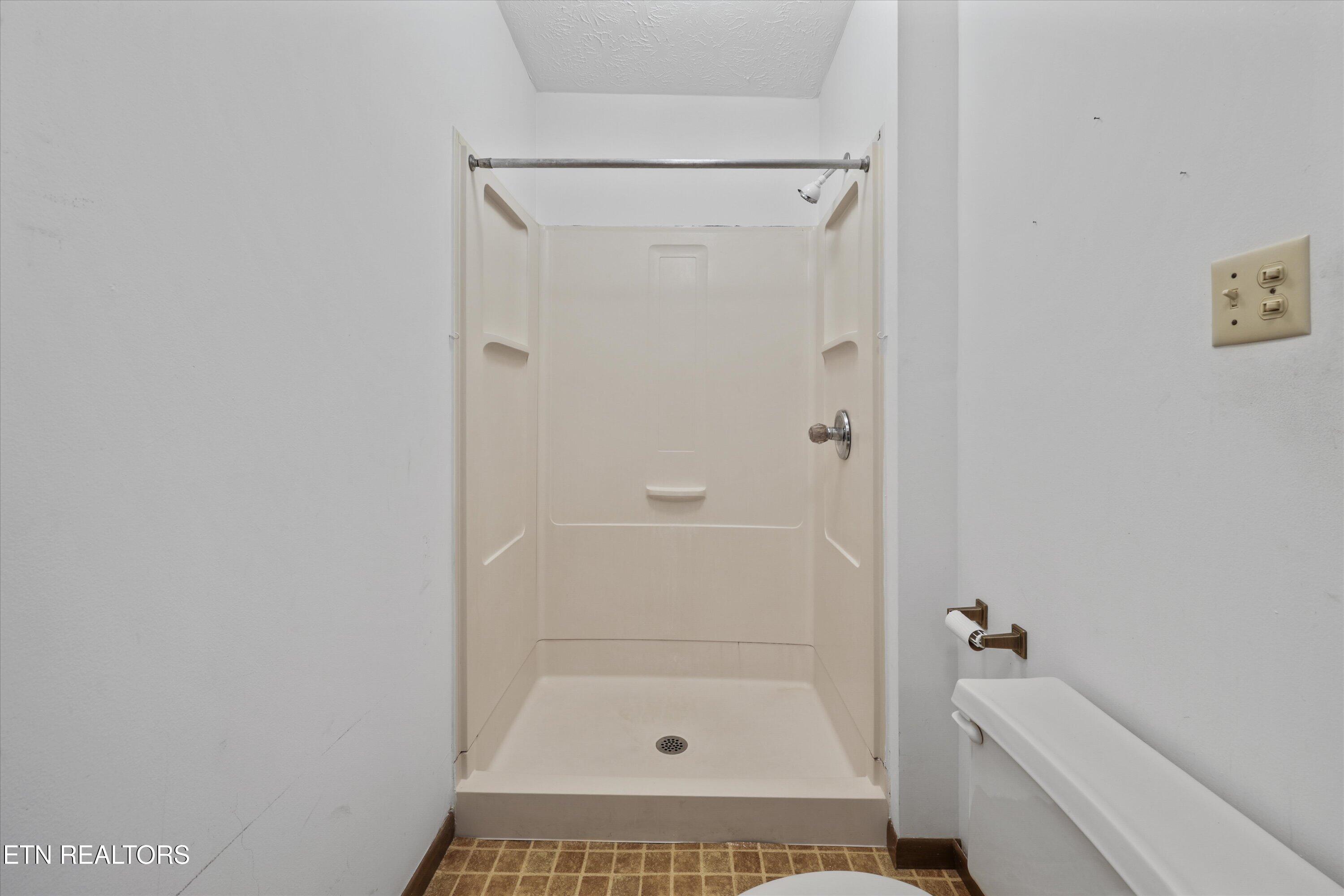 359 East Wolf Valley Road Heiskell, TN 37754 - Photo 15 of 40 359-wolfvalley-heiskell-bathshower