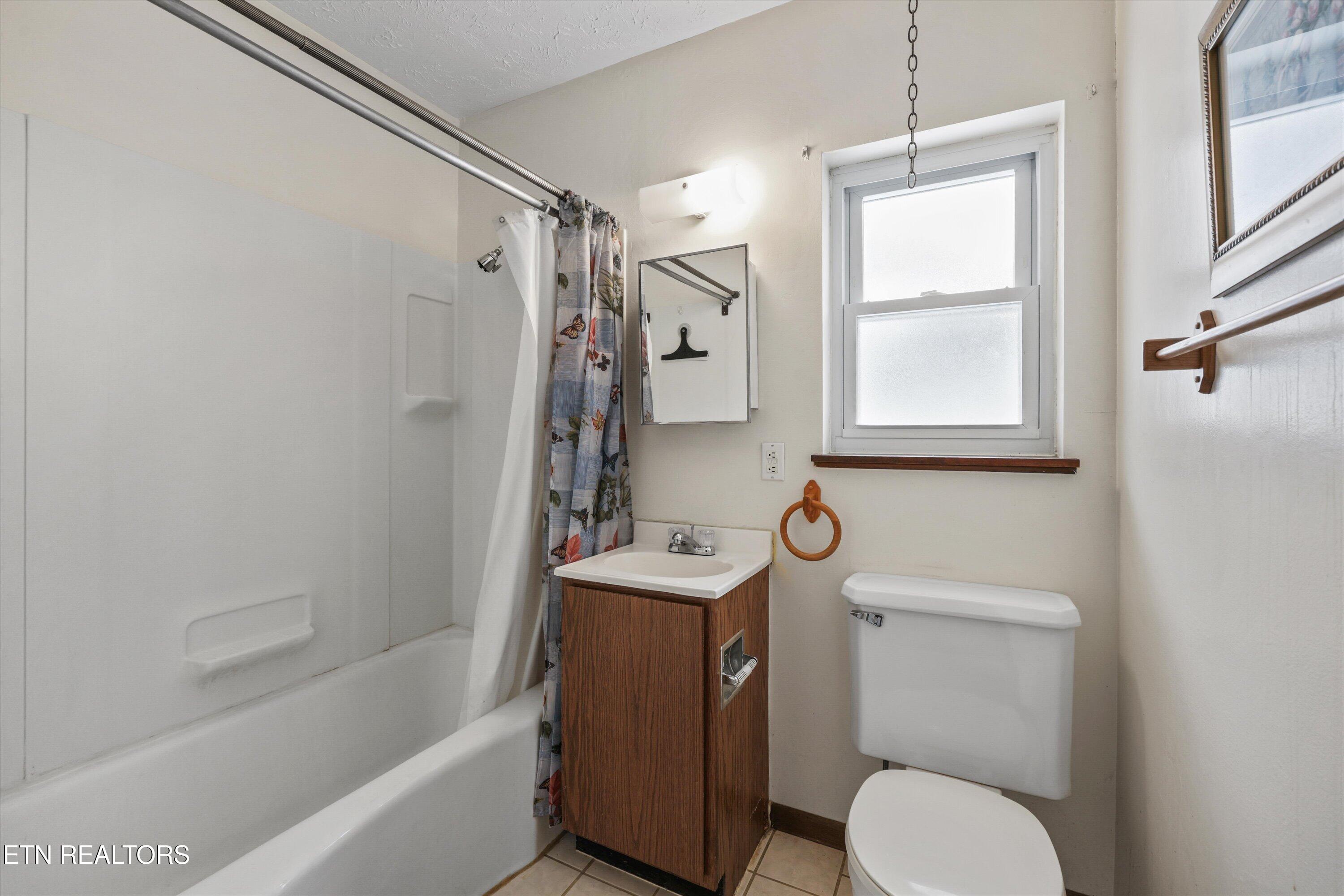 359 East Wolf Valley Road Heiskell, TN 37754 - Photo 17 of 40 359e-wolfvalley-rd-bathroom