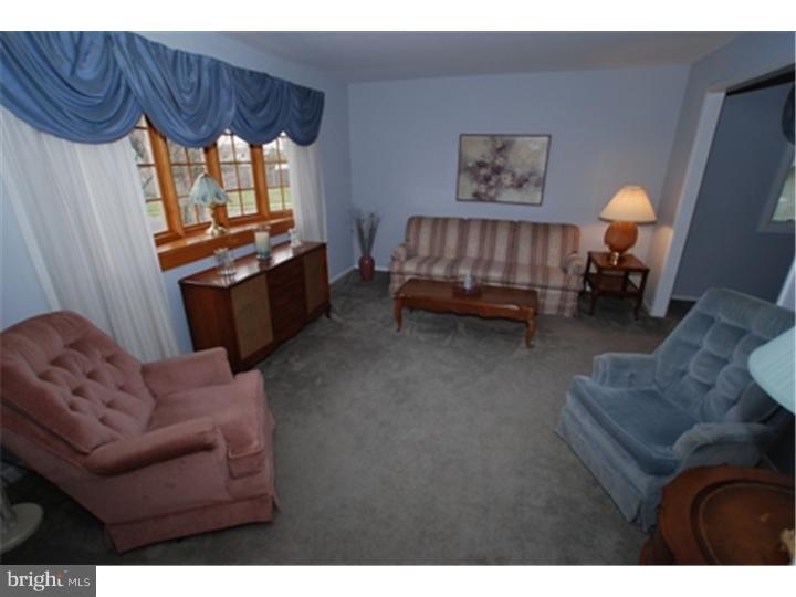 996 Marian Road Warminster, PA 18974 - Photo 4 of 14 Living Room