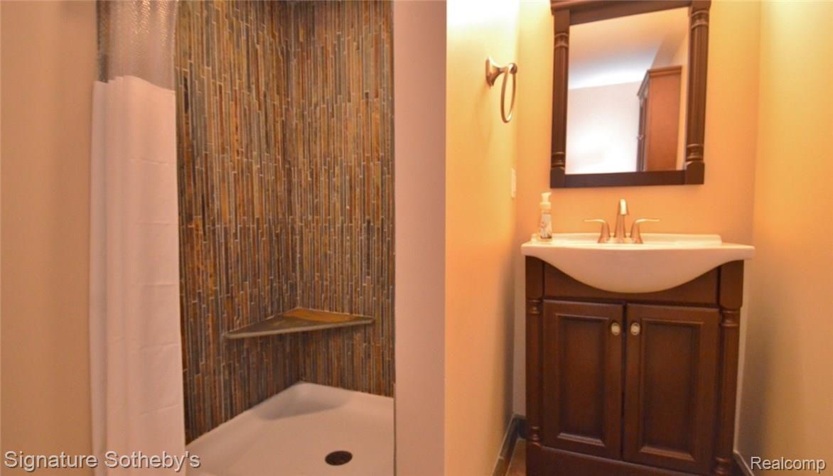 1860 Yorkshire Road Birmingham, MI 48009 - Photo 28 of 48 31 - lower bath (2).JPG