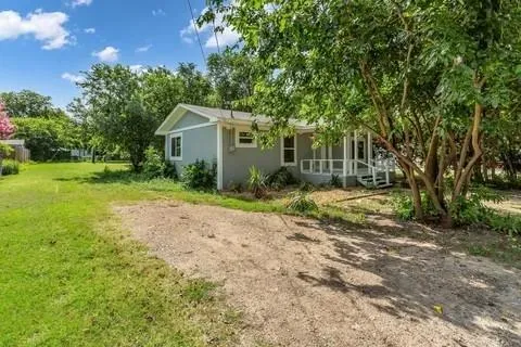 a view of a house with backyard and garden