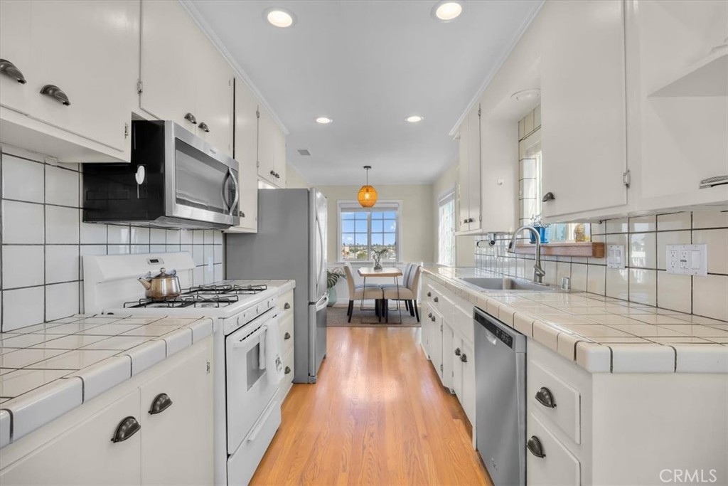 2407 Ripley Avenue Redondo Beach, CA 90278 - Photo 7 of 39