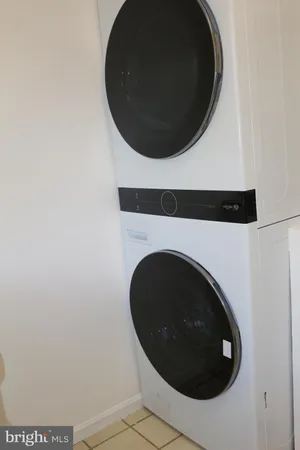 a close up view of a washer and dryer