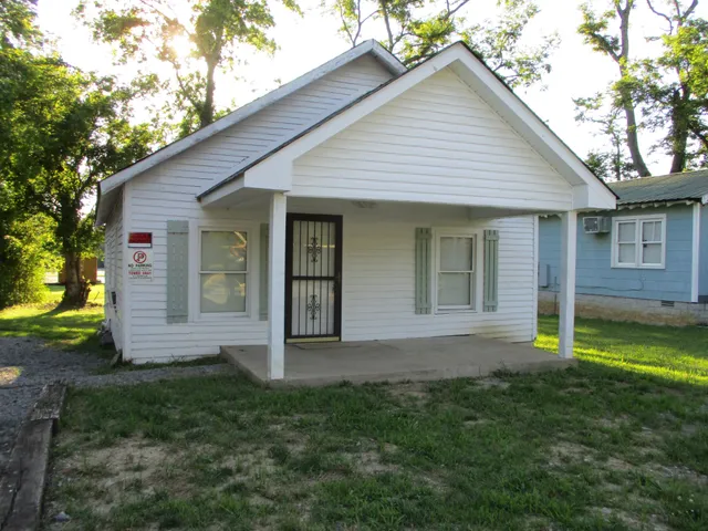 a view of front of a house with a yard