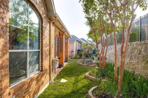 a view of backyard with garden