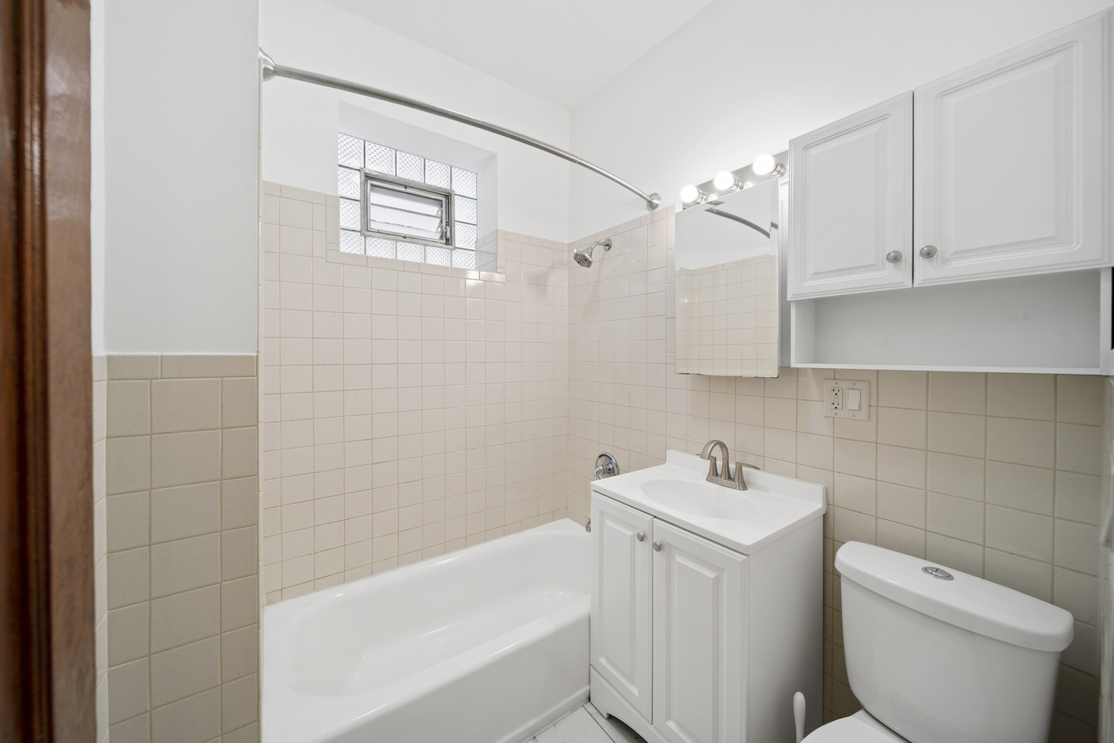 2545 West Walton Street, Unit 2 Chicago, IL 60622 - Photo 15 of 20 a bathroom with a sink a toilet and bathtub