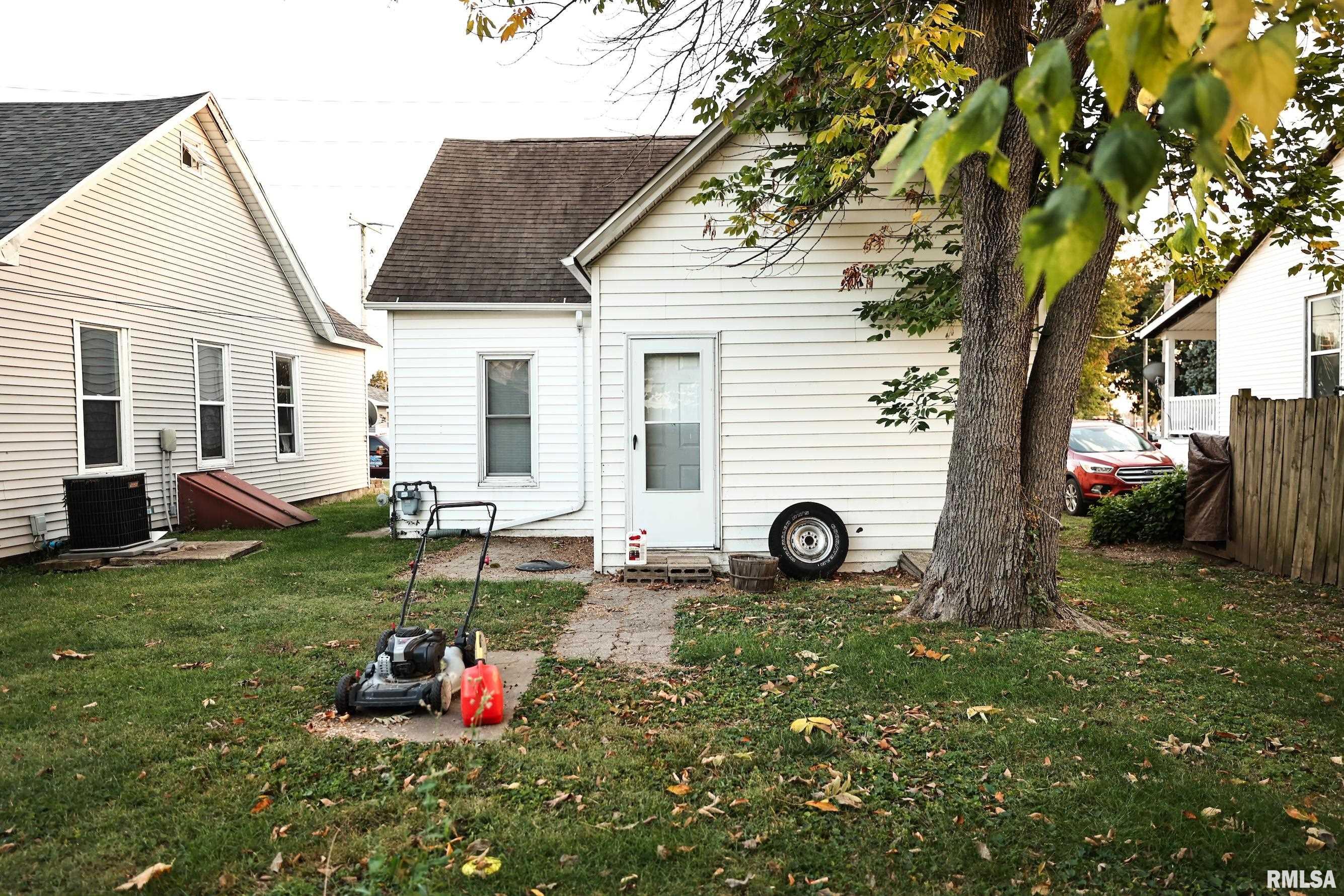 111 West Cross Street Winchester, IL 62694 - Photo 8 of 26