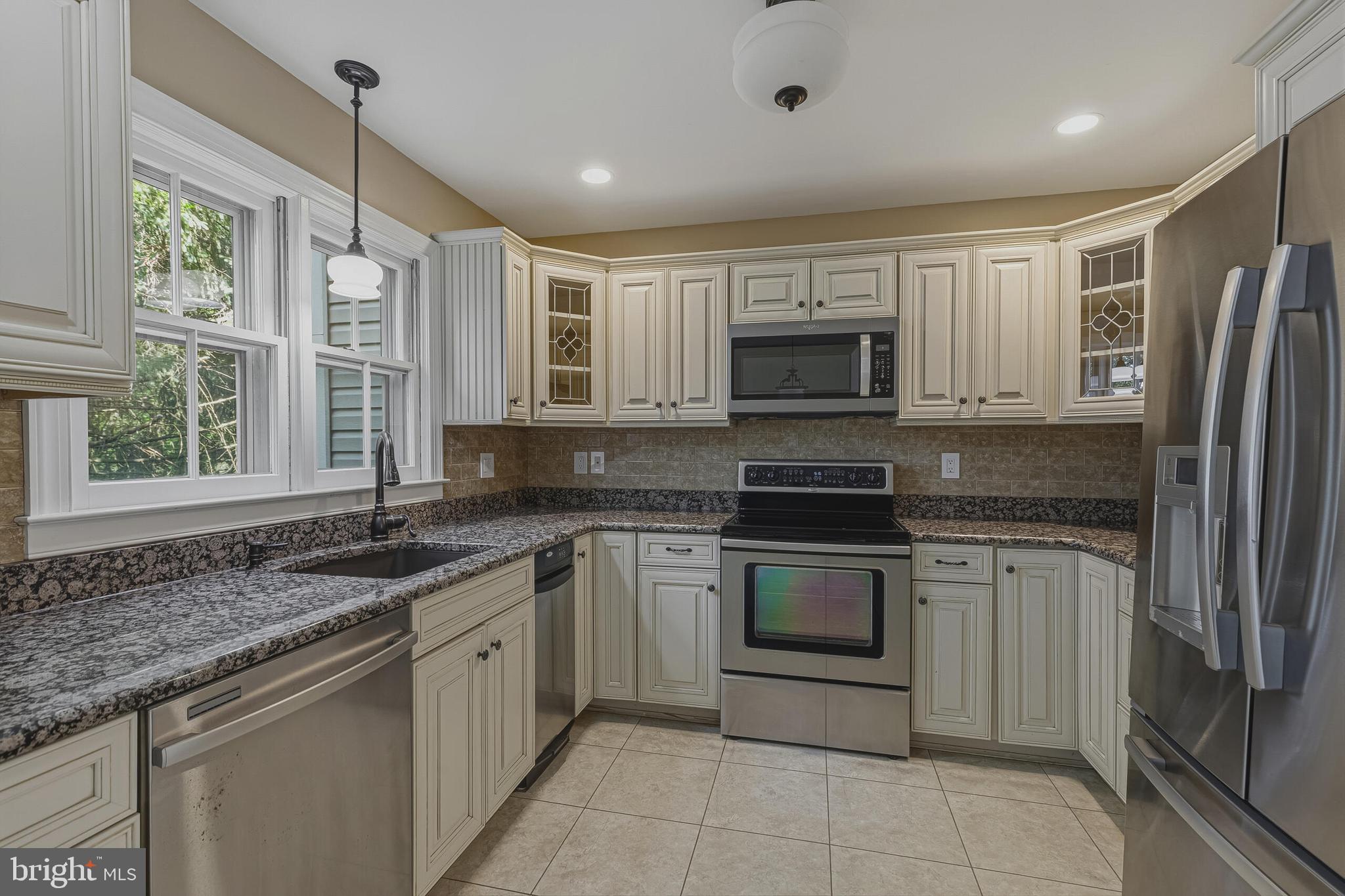 8144 Cliffview Avenue Springfield, VA 22153 - Photo 7 of 37