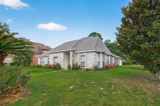 a view of a house with a yard