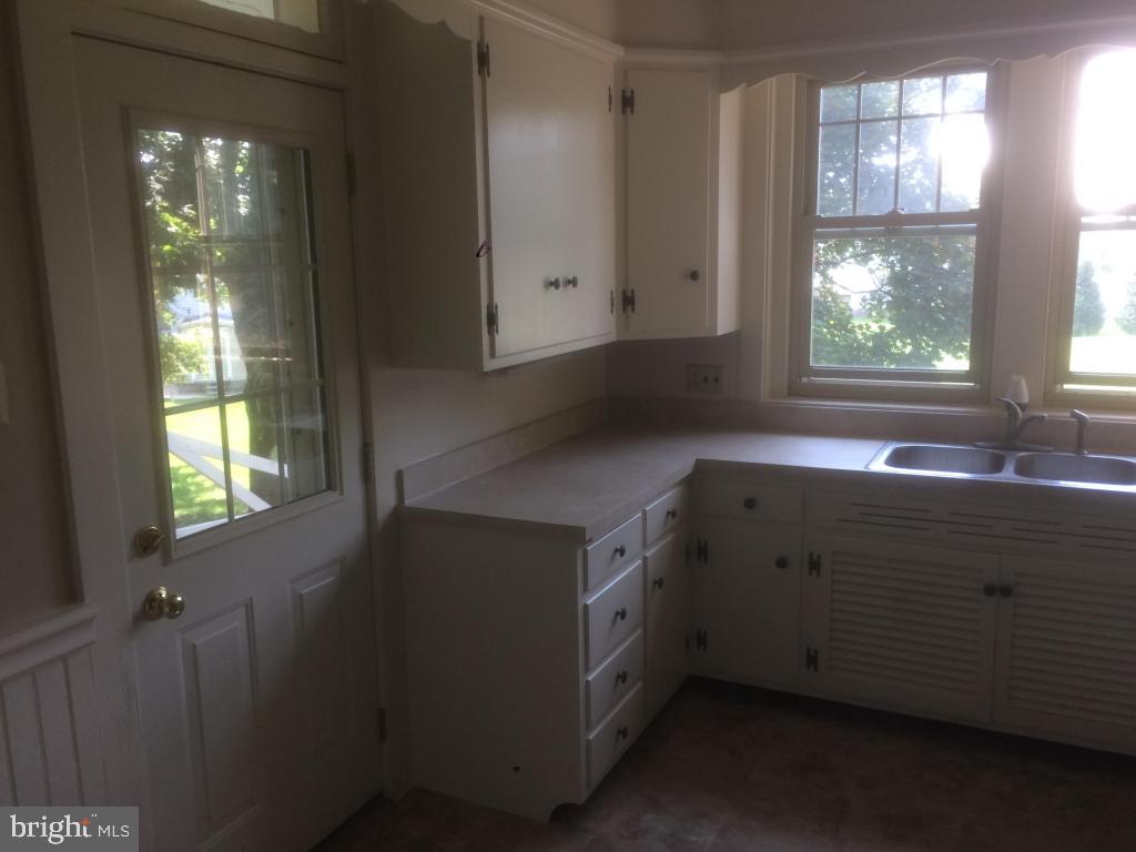 1733 Lampeter Road Lancaster, PA 17602 - Photo 17 of 39 Gallery Image 17