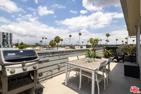 $5,995 | 1434 1/2 South Sycamore Avenue, Los Angeles, CA 90019
