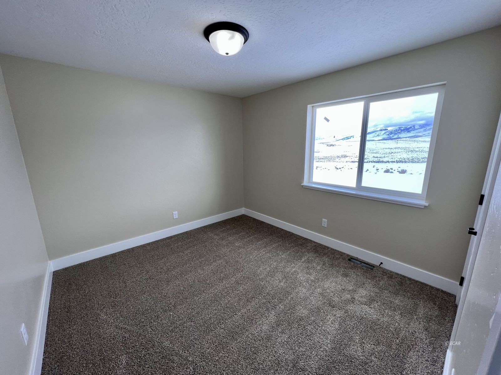 997 Sun Vly Road Spring Creek, NV 89815 - Photo 18 of 27 an empty room with a window