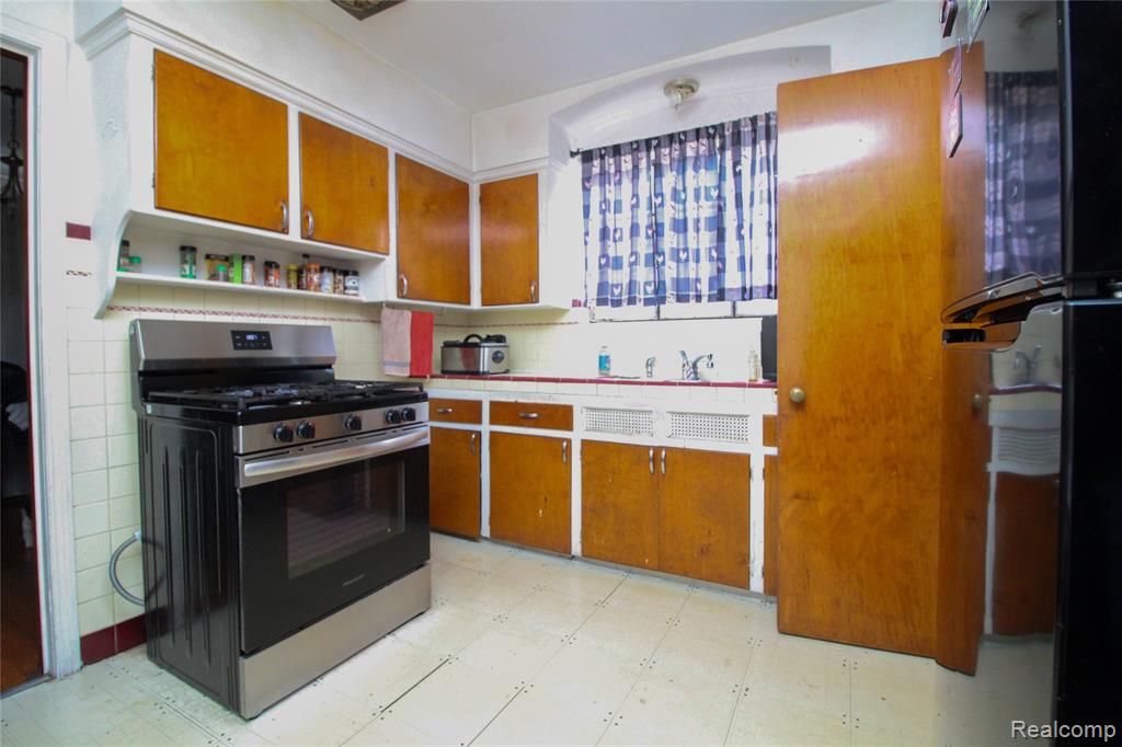 15611 Spring Garden Street Detroit, MI 48205 - Photo 5 of 49
