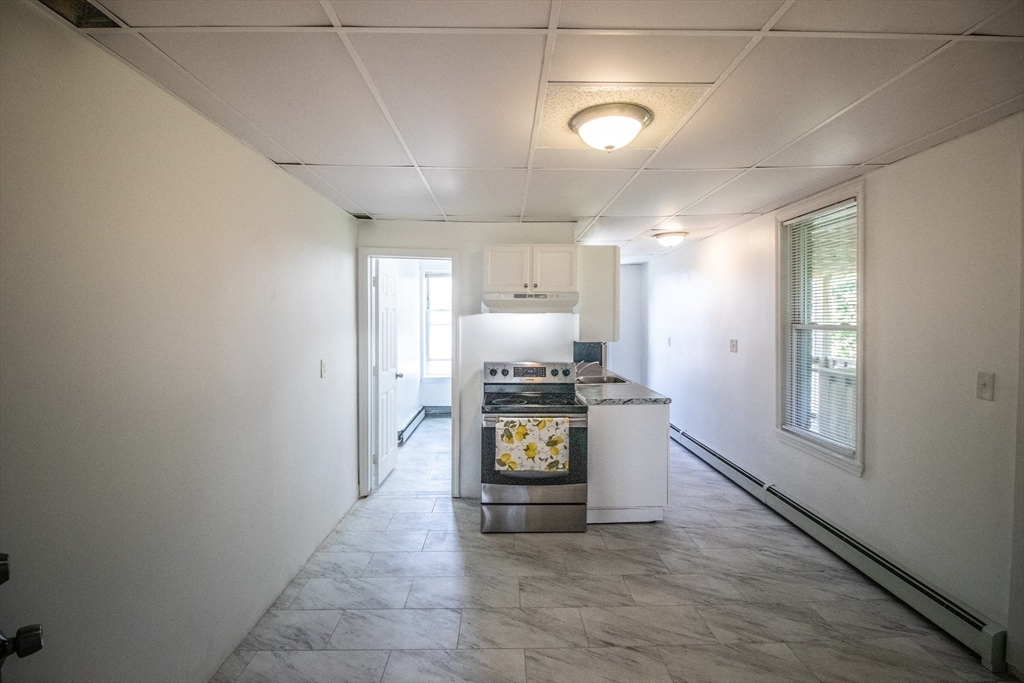 91 Elm Street Holyoke, MA 01040 - Photo 8 of 32