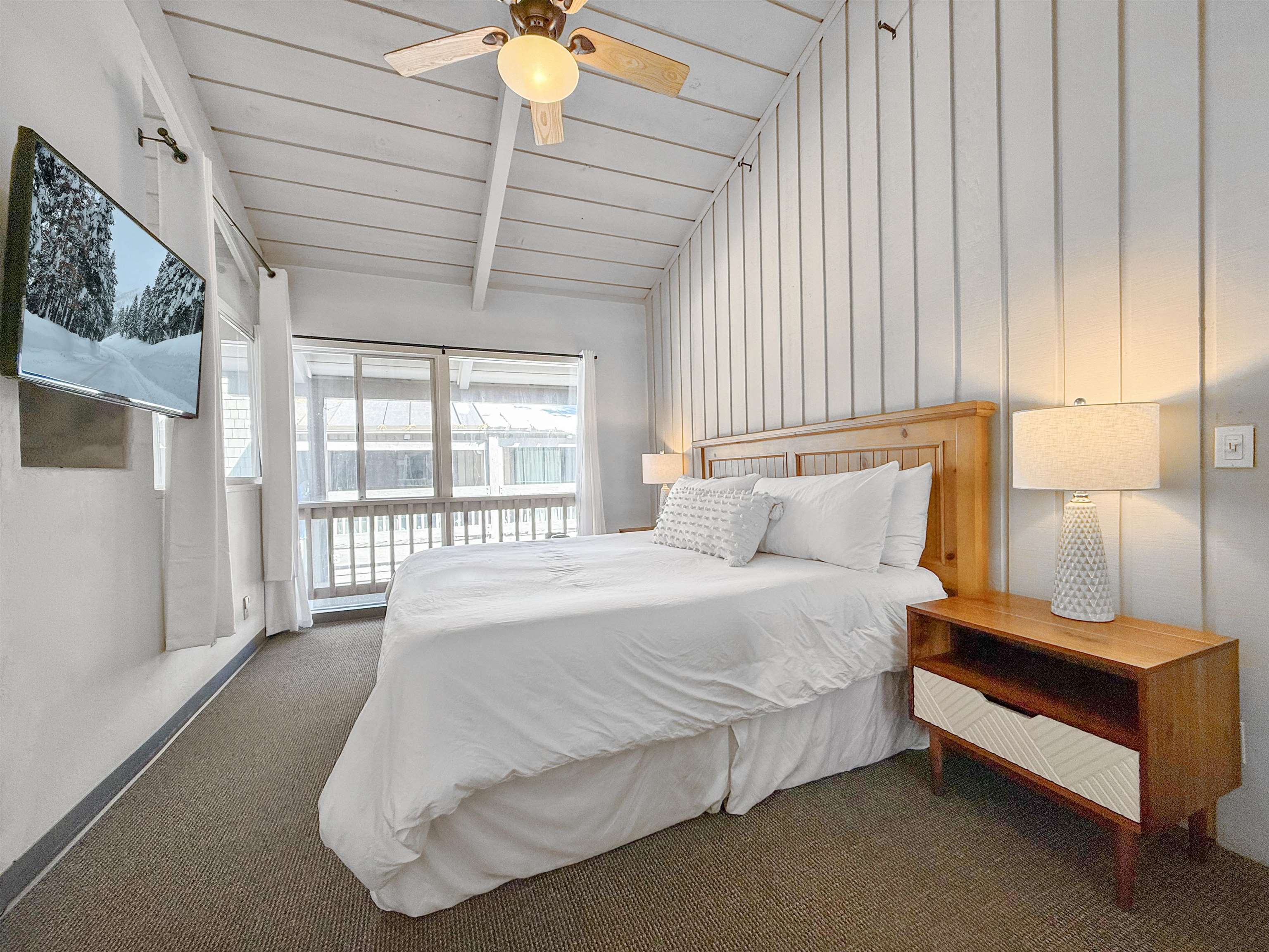 286 Old Mammoth Road, Unit 80 Mammoth Lakes, CA 93546 - Photo 6 of 19 a bed sitting in a spacious bedroom next to a window