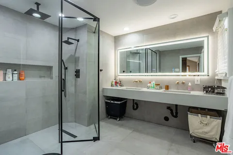 $1,850,000 | 19439 West Oxnard Street, Tarzana, CA 91356