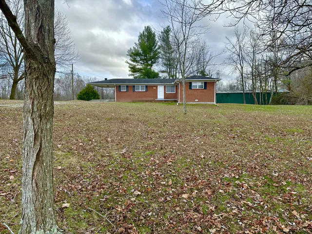 a view of a house with a yard