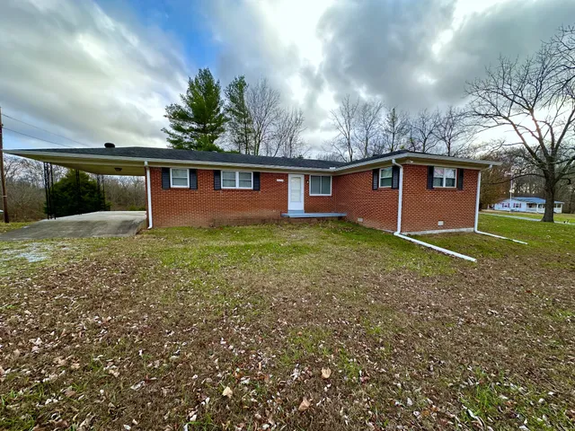 a view of a house with a yard