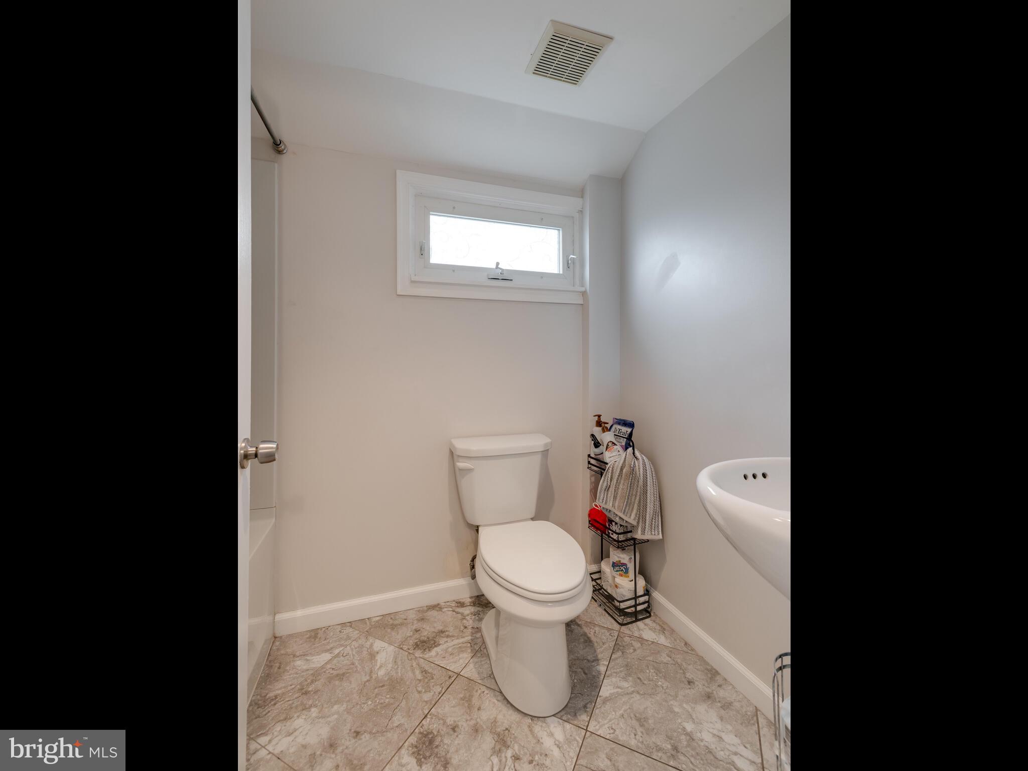 2631 Wood Road Secane, PA 19018 - Photo 27 of 32 2nd floor Hall Full Bath