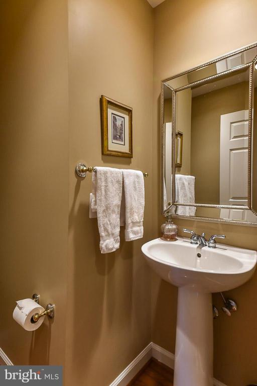 43339 Ritter Lane Chantilly, VA 20152 - Photo 18 of 30 Powder Room