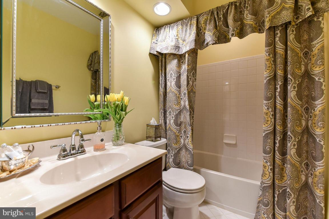 43339 Ritter Lane Chantilly, VA 20152 - Photo 25 of 30 Guest Bath