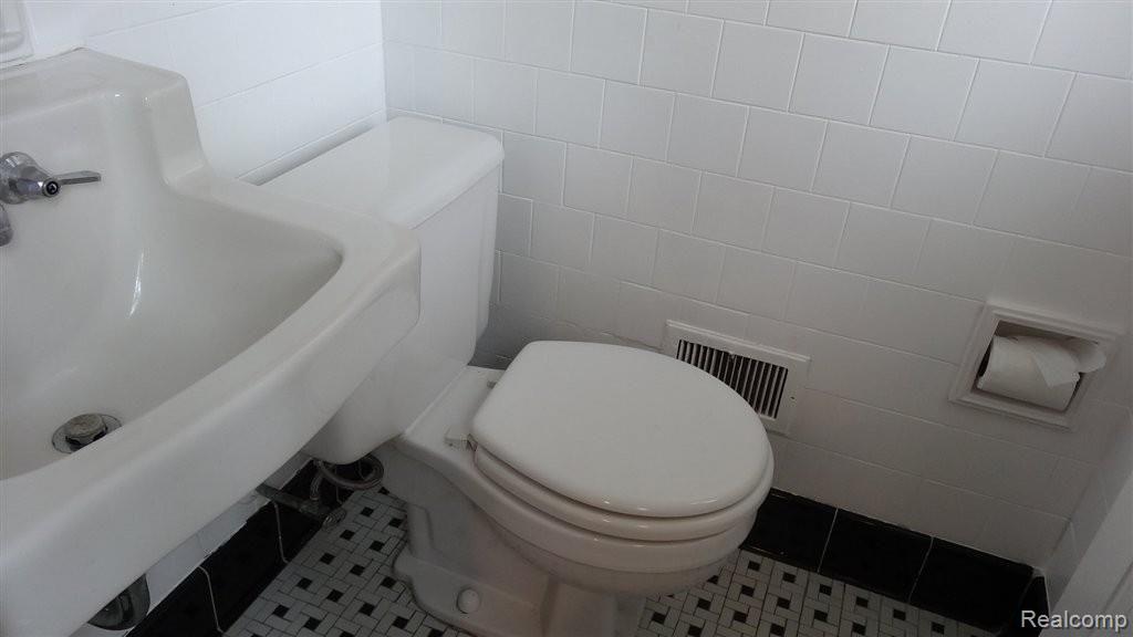 276 Merriweather Road Grosse Pointe, MI 48236 - Photo 19 of 24 18.JPG