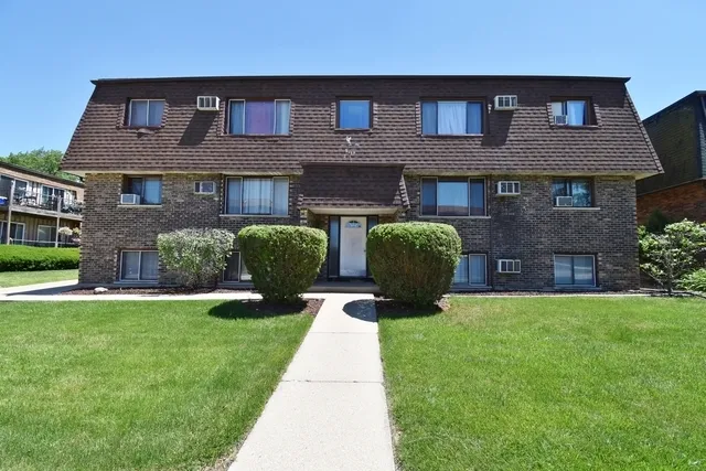 $1,425 | 1135 Royal Boulevard, Unit 2N, Elgin, IL 60123
