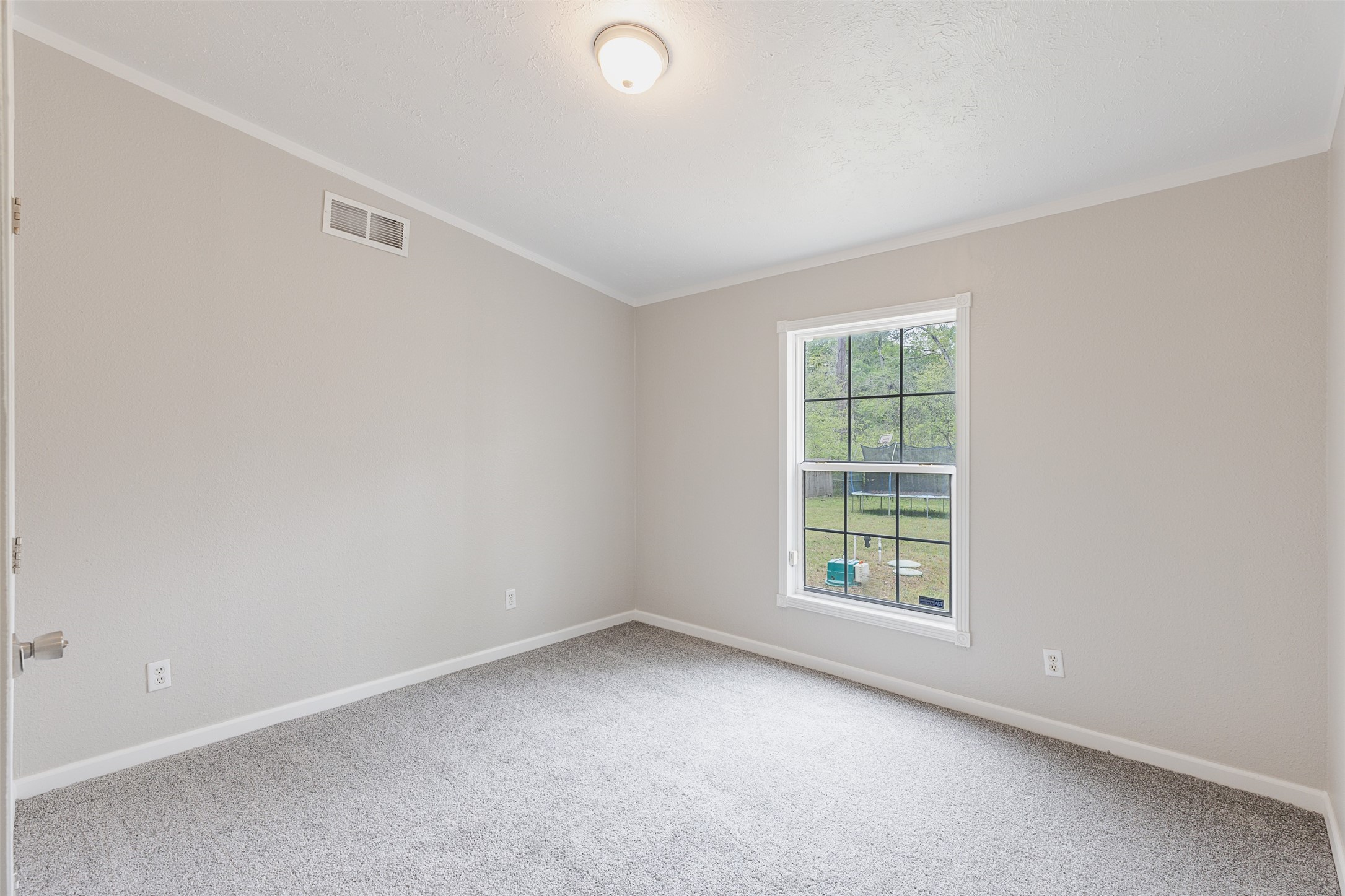 1520 West Creek Drive Conroe, TX 77304 - Photo 17 of 29 an empty room with windows