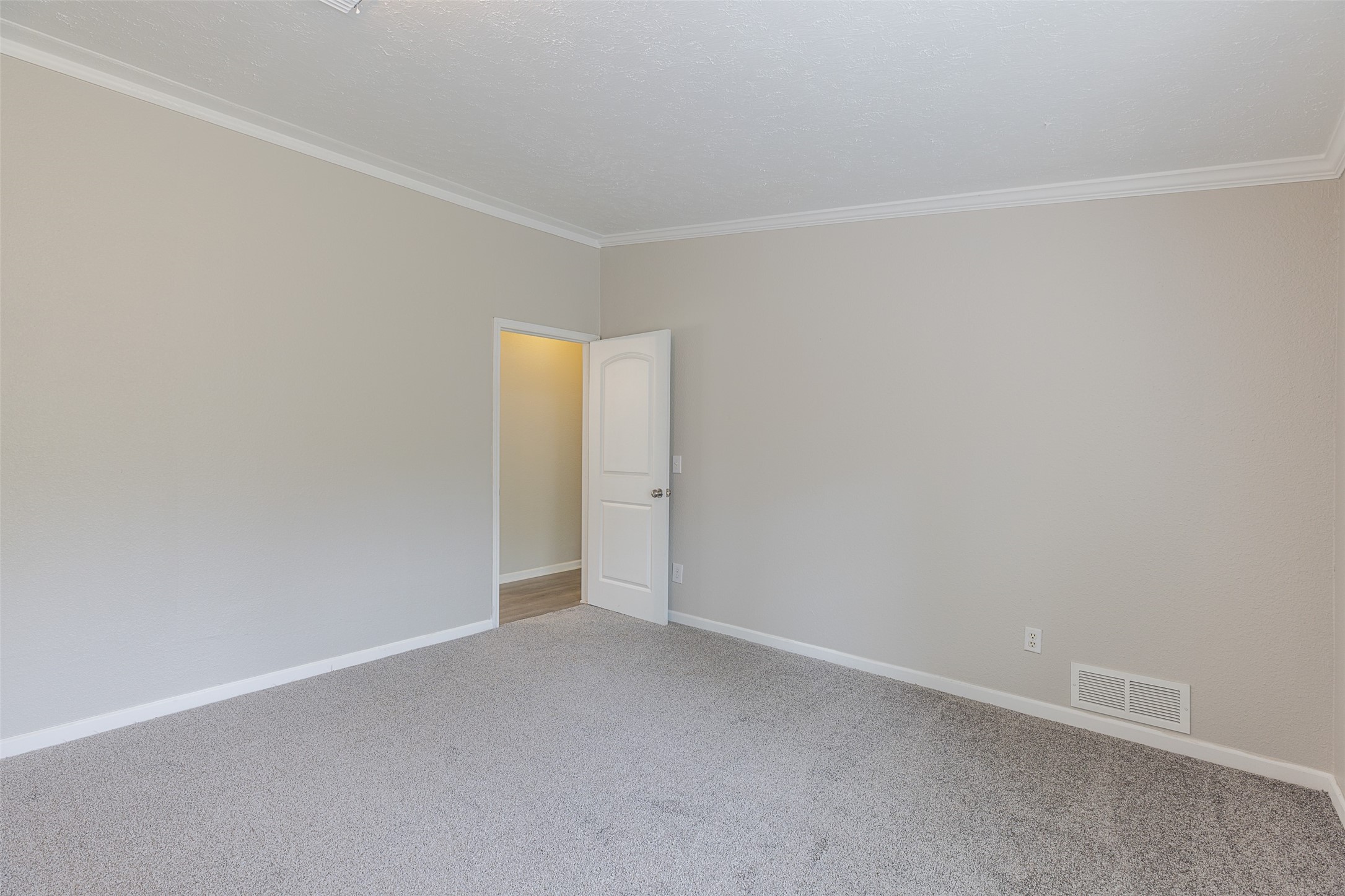 1520 West Creek Drive Conroe, TX 77304 - Photo 6 of 29 a view of an empty room
