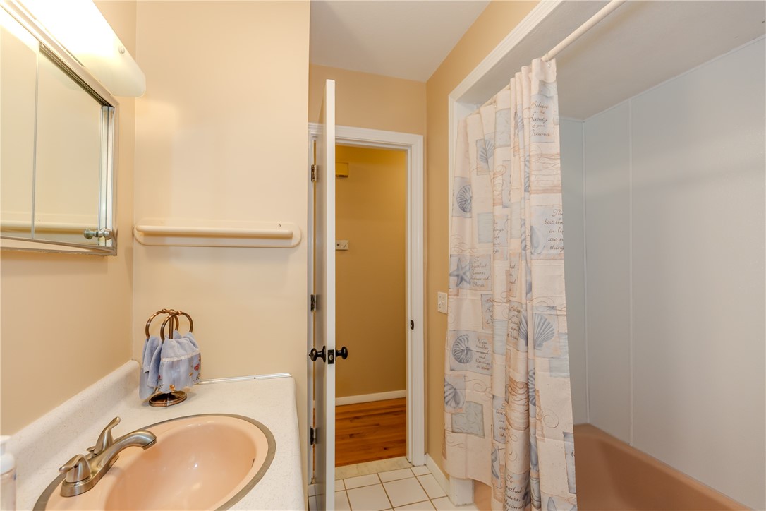 26 Seneca Road Portsmouth, RI 02871 - Photo 24 of 44 Full bath