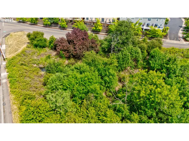a black and white photo of a building