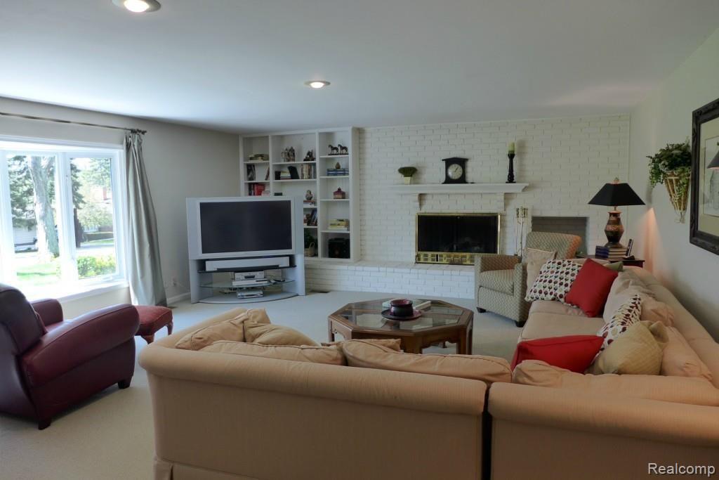 909 Rock Spring Road Bloomfield Hills, MI 48304 - Photo 14 of 21 Family Room