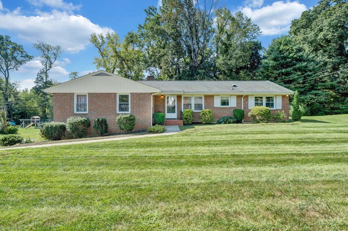 2147 Bridle Lane Roanoke, VA 24018 - Photo 2 of 48 Front