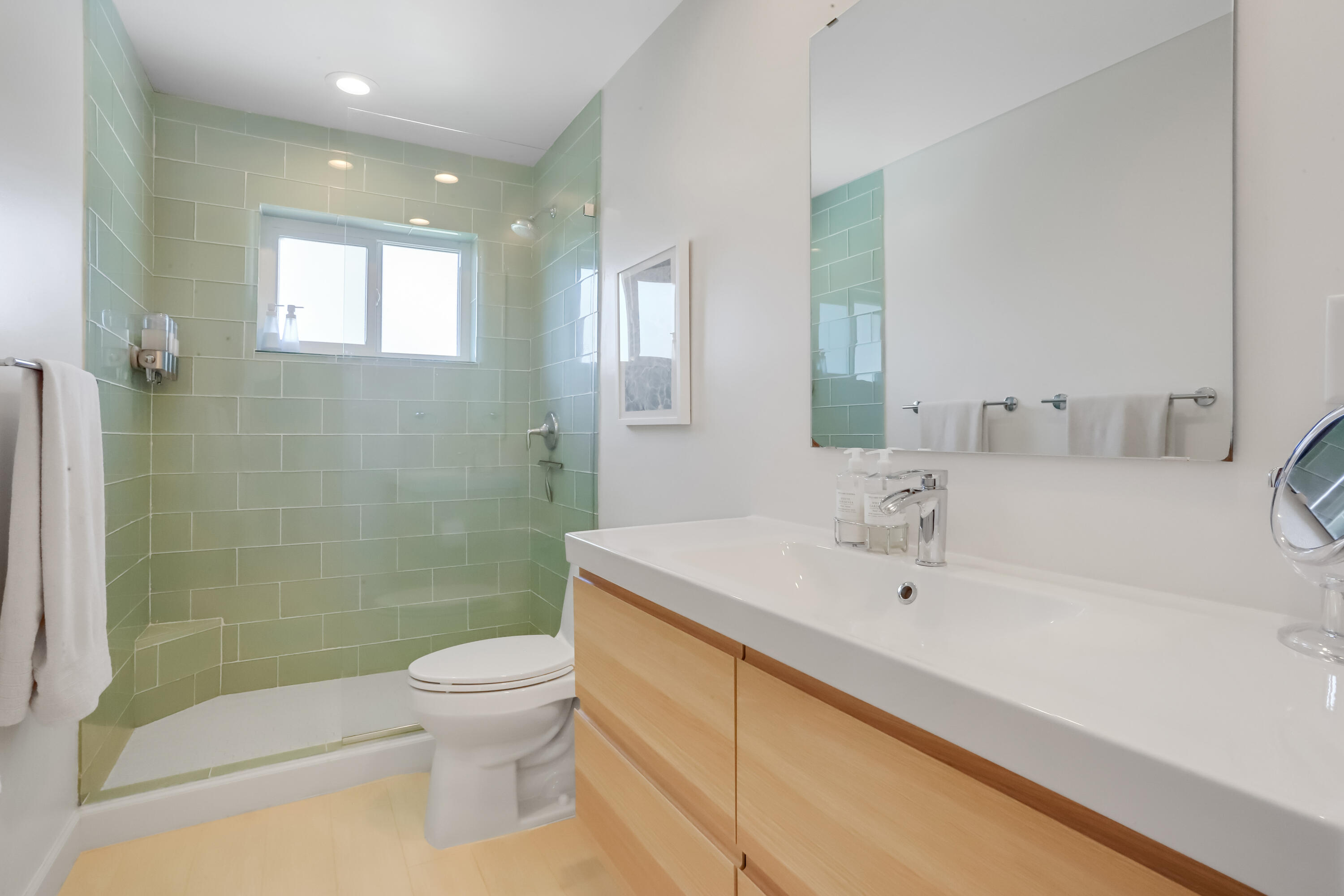 7641 Overlook Road Lantana, FL 33462 - Photo 12 of 39 7643 Bathroom