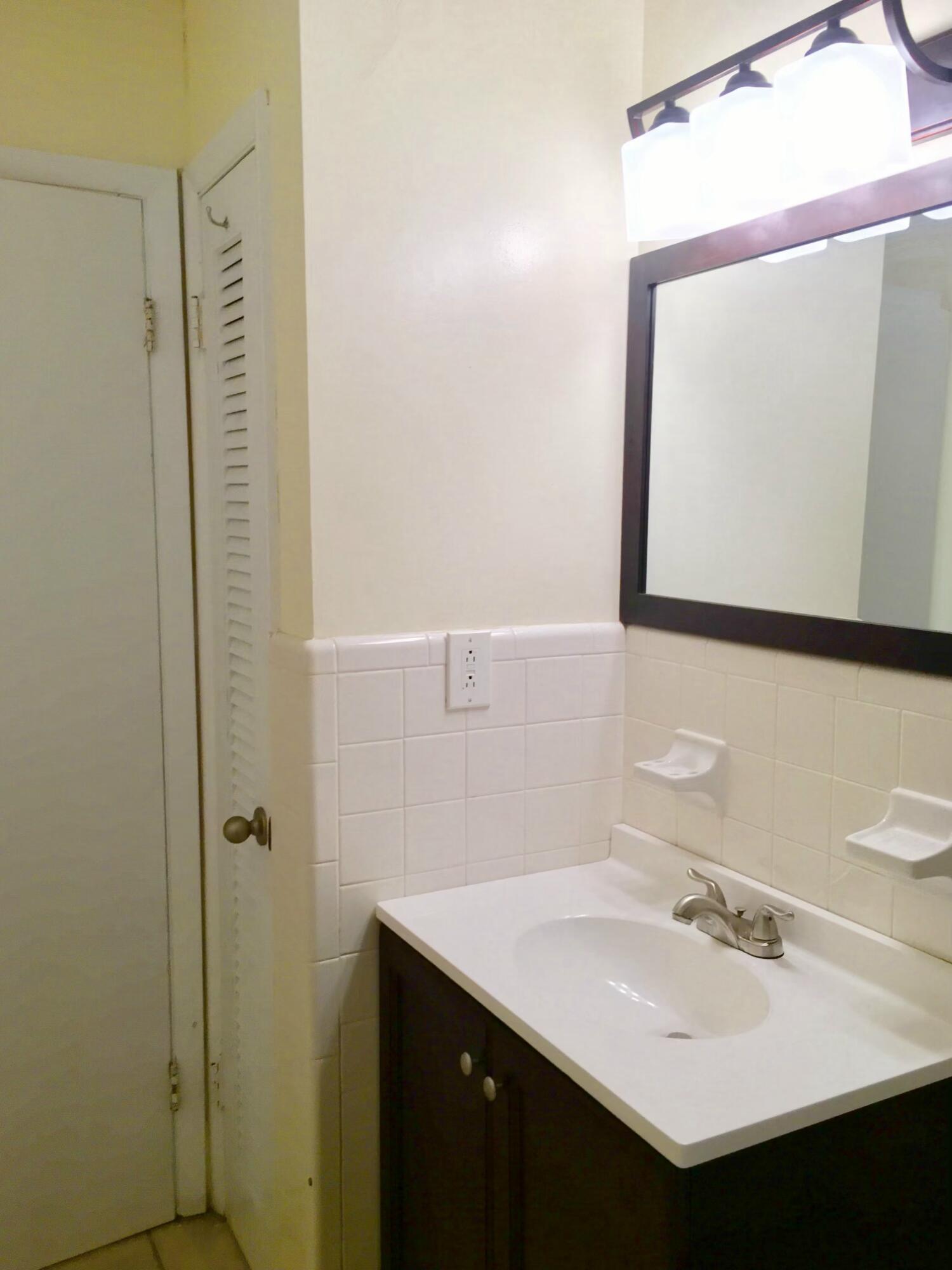 7641 Overlook Road Lantana, FL 33462 - Photo 25 of 39 7641 Bathroom 2