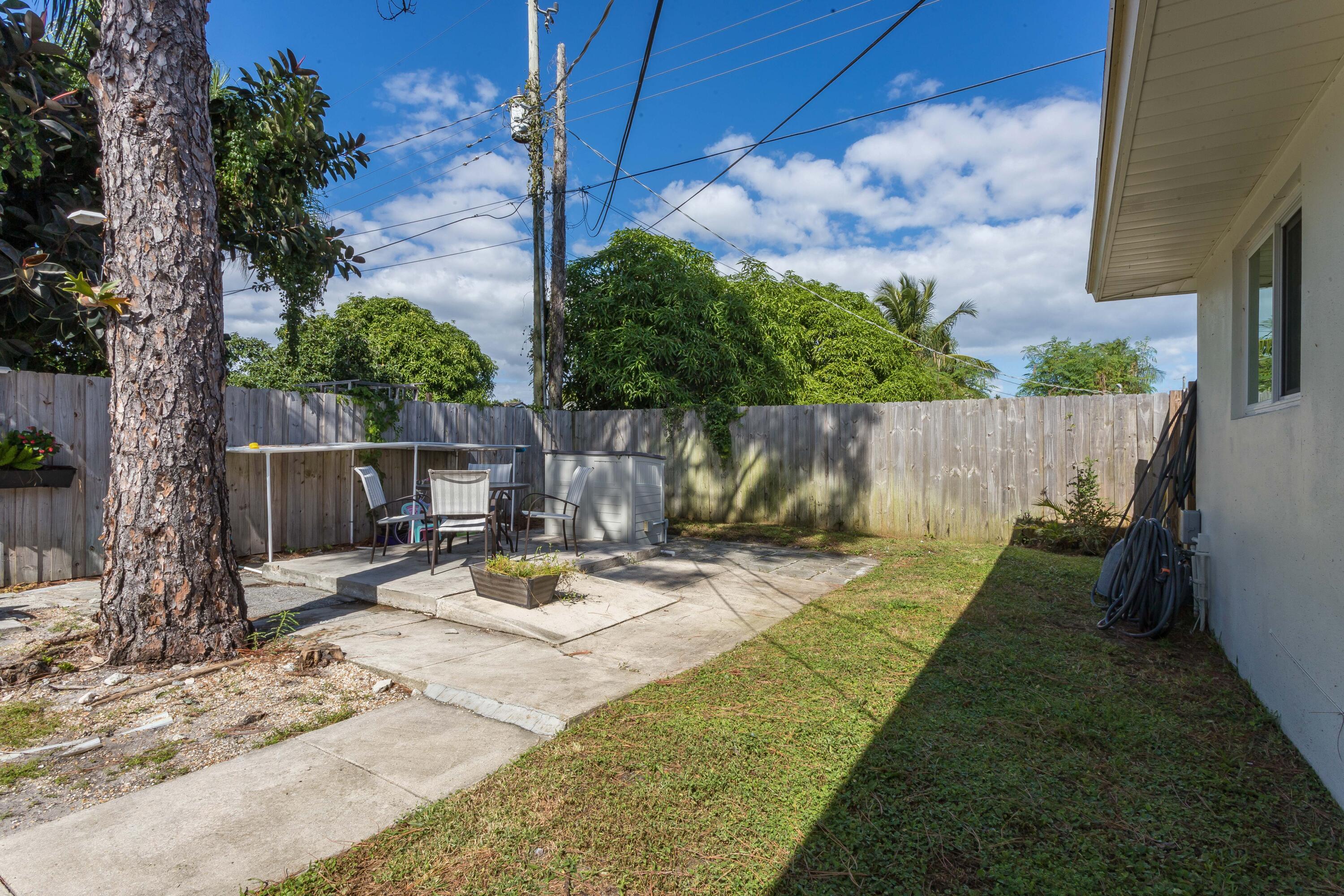 7641 Overlook Road Lantana, FL 33462 - Photo 29 of 39 7641 Backyard 1