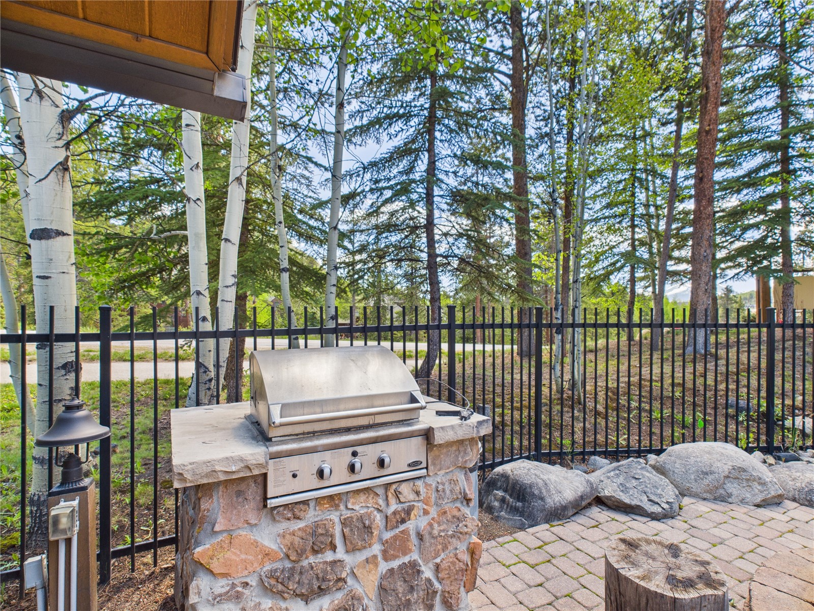 27 Lake Ridge Circle, Unit 1842 Keystone, CO 80435 - Photo 34 of 50 Community gas grill set among the aspens—perfect for outdoor meals after a day on the trails or slopes.