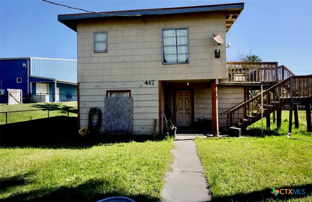 a view of a house with a yard