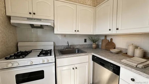 $2,400 | 3 Anchorage Lane, Unit 8B, Oyster Bay, NY 11771