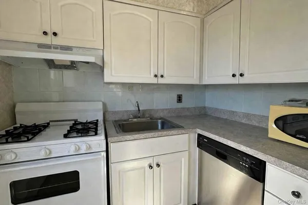 $2,400 | 3 Anchorage Lane, Unit 8B, Oyster Bay, NY 11771