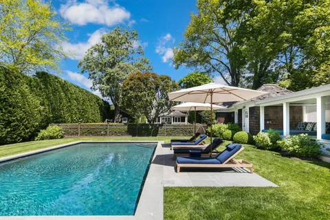 a chair and table sitting in backyard of house