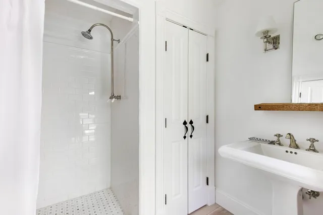 $180,000 | 124 Meeting House Lane, Southampton, NY 11968