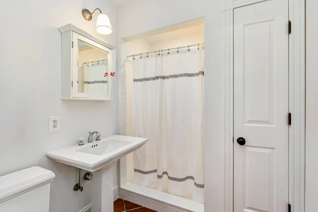 $180,000 | 124 Meeting House Lane, Southampton, NY 11968