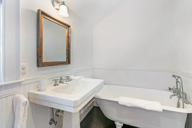 $180,000 | 124 Meeting House Lane, Southampton, NY 11968