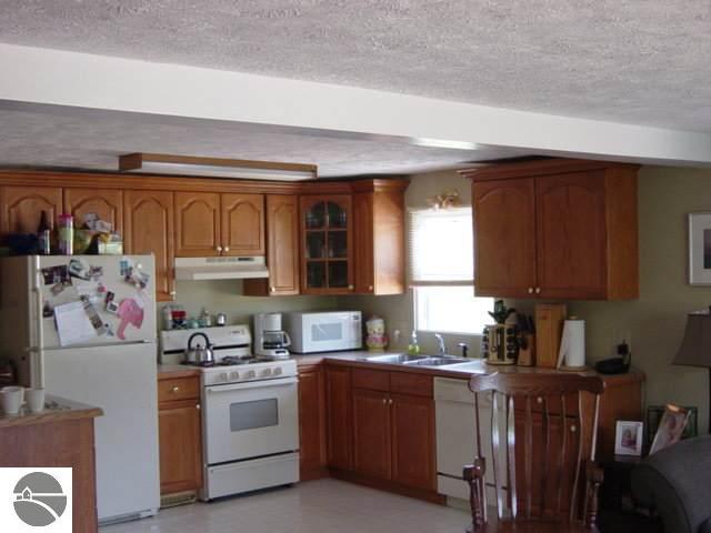 5909 Boone Road Traverse City, MI 49685 - Photo 4 of 9 1650473-3.JPG