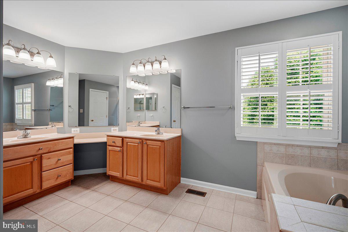 5902 Union Ridge Drive Adamstown, MD 21710 - Photo 27 of 46 Upper level ensuite primary bathroom